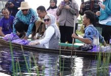 Air Tak Kunjung Surut, Warga Jejangkit Batola Haru Sambut Kedatangan Istri Gubernur Kalsel Bawa Bantuan