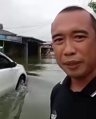 Waspada Mobil Lewat di Desa Sungai Rangas Ulu, Banjir Masih Setinggi Lutut Orang Dewasa