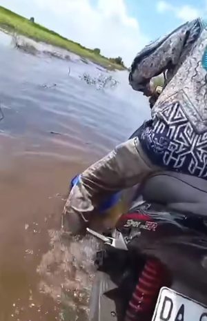 Kocak! 2 Pria di Kabupaten Banjar ini Terobos Banjir Pakai Doa Khusus Berujung Sepeda Motornya Mogok