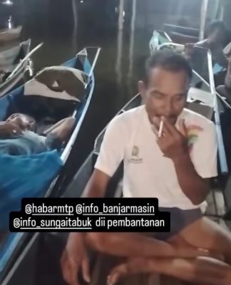 Masih Kebanjiran, Sejumlah Warga Desa Pembantanan Beraktivitas di Atas Perahu