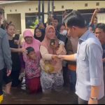 Rela Desak-desakan, Ratusan Warga Sungai Tabuk Ingin Bersalaman Dengan Wapres Gibran