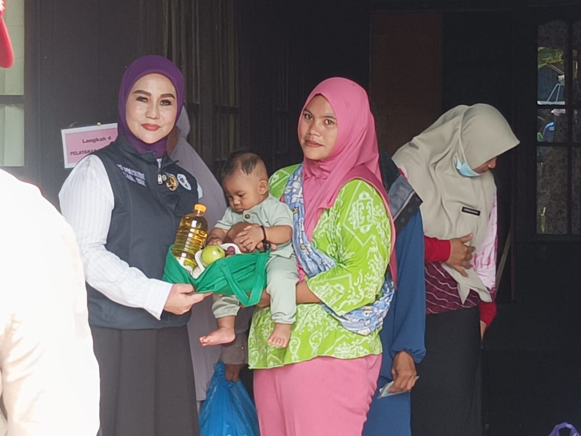 Ketua Pembina Posyandu HST Mama Deden Salurkan Ratusan Paket Posyandu untuk Korban Banjir