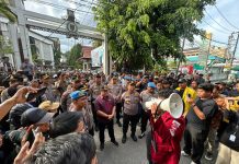 Massa Aksi Diterima Masuk ke Dalam Ruang Rapat Paripurna Untuk Berdialog
