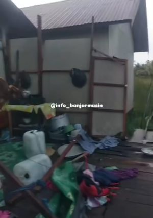 Angin Puting Beliung Hancurkan Rumah Warga Tatah Makmur