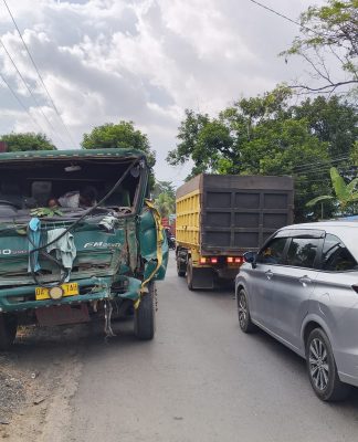 Sopir Hindari Tabrakan dengan Mobil dan Rumah Warga, Kontainer Terbalik di Jalan PM Noor Banjarbaru