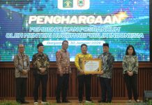 Bupati HST Samsul Rizal Terima Penghargaan Menteri Hukum RI Berkat Komitmen Pos Bantuan Hukum Desa