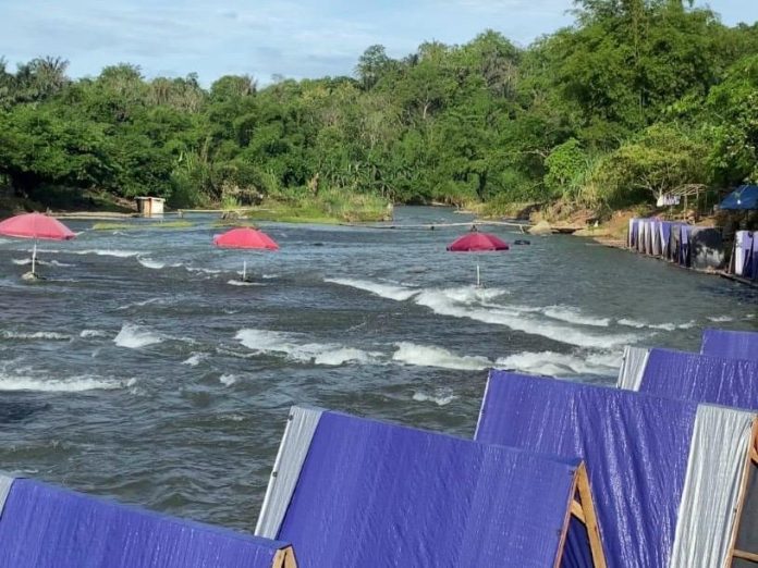 Cuaca Tak Bersahabat, Riam Bajandik Tetap Diserbu Wisatawan Saat Libur Tahun Baru 2026