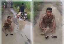 PROTES JALAN RUSAK Tak Kunjung Diperbaiki, Kades di Sragen Mandi Lumpur di Tengah Jalan