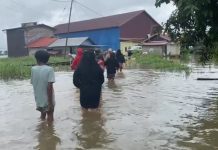 Banjir Tak Kunjung Surut, Warga Labuan Amas Utara Bertahan Hidup di Atas "Rampatai" di Dalam Rumah