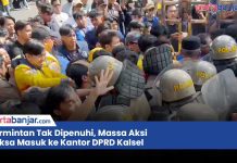 VIDEO - Permintan Tak Dipenuhi, Massa Aksi Paksa Masuk ke Kantor DPRD Kalsel