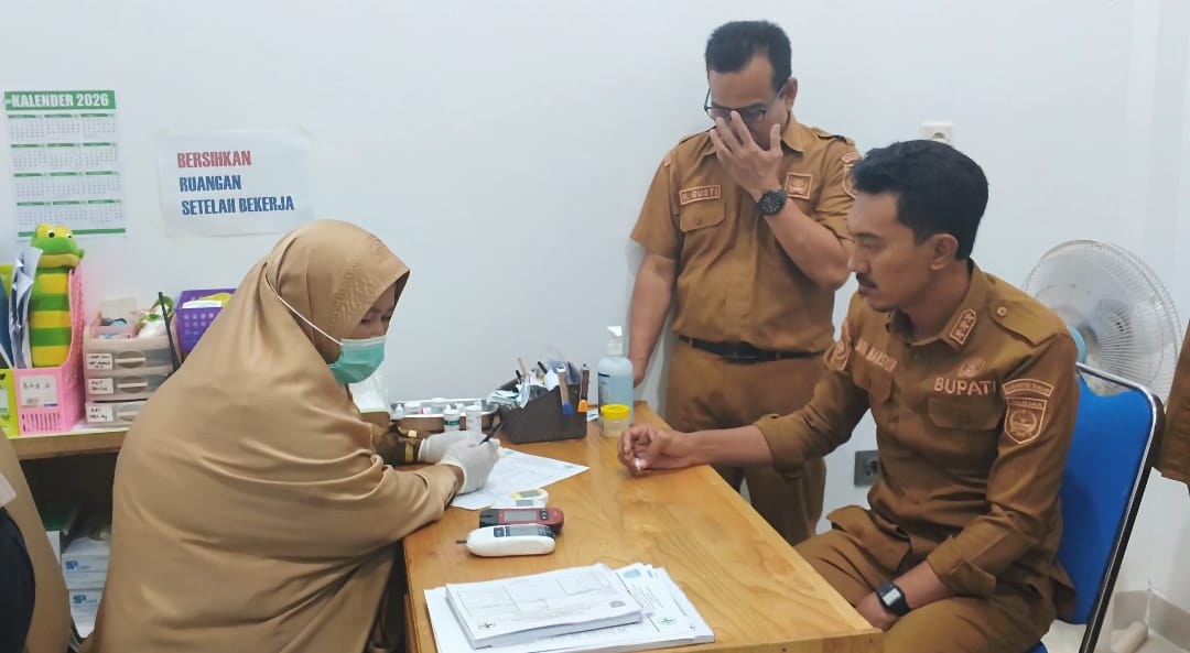 Bupati Banjar, H. Saidi Mansyur, saat mencoba layanan cek kesehatan