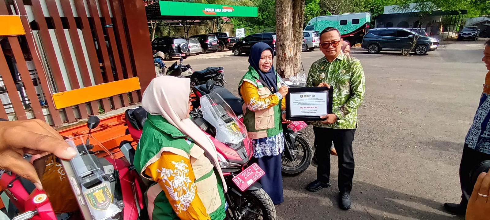 Bupati Tabalong H M Noor Rifani menyerahkan Operasional kendaraan