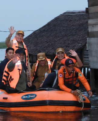 Disambut Antusias Warga, Gubernur Kalsel H. Muhidin Salurkan 171 Paket Sembako dan Uang Tunai untuk Korban Banjir di HSU