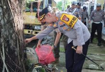 Polres HST Bersihkan Mako hingga Fasilitas Umum Lewat Korve Massal