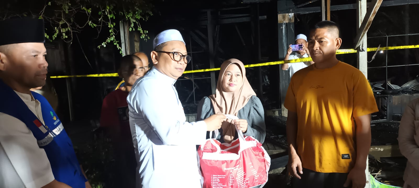 Kerugian Capai Rp 700 Juta, Bupati Tabalong Serahkan Bantuan untuk Korban Kebakaran di Puain Kiwa