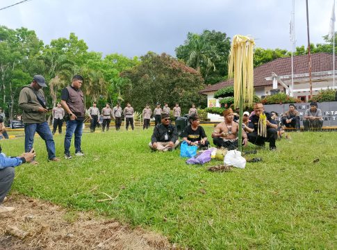 Ritual Adat Digelar di Depan Perkebunan Sawit PT KJW