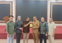 Bupati Tabalong Paparkan Perkembangan Desa Dambung Raya ke Komisi I DPRD Kalsel