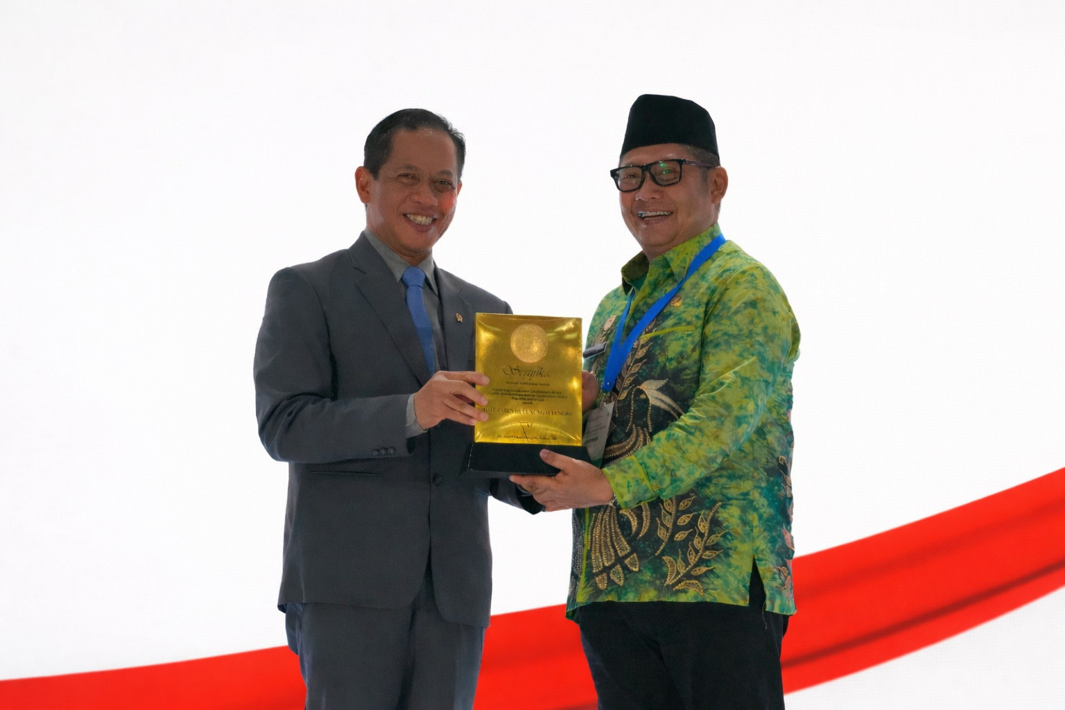 HST Masuk 22 Kabupaten Terpilih, Bupati Samsul Rizal Terima Sertifikat Kabupaten Menuju Bersih