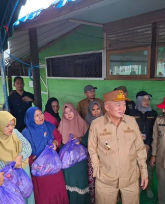 Dinas PUPR Kalsel Serahkan 250 Paket Sembako untuk Korban Banjir di HSU