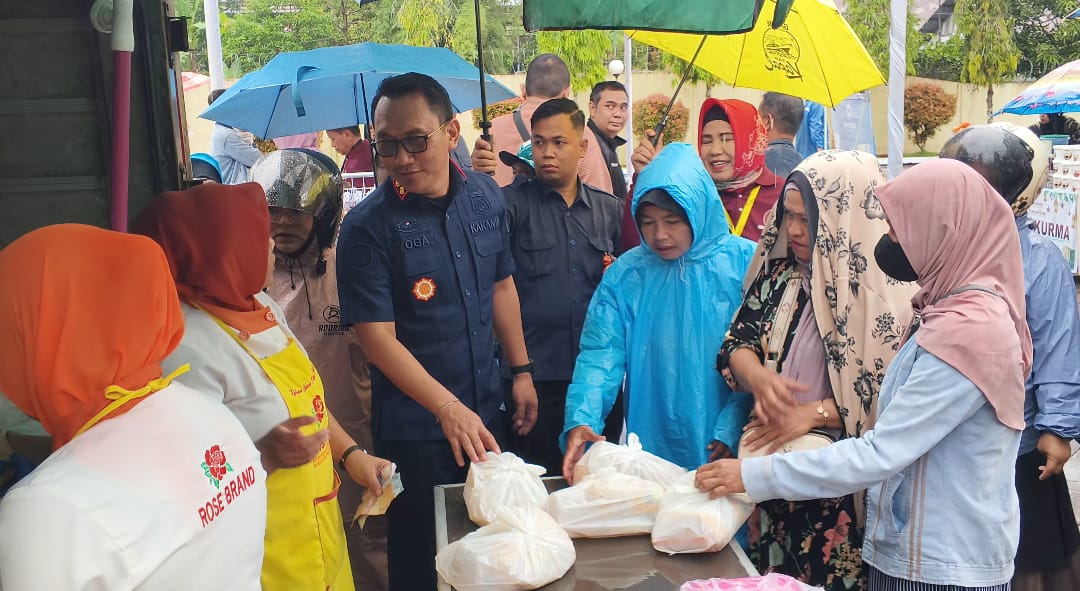 Sambut Ramadan, Imigrasi Banjarmasin Gelar Pasar Murah di Banjarbaru, Warga Antusias Meski Diguyur Hujan