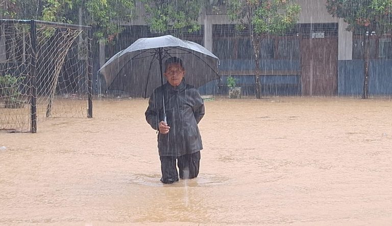 Diguyur Hujan Sejak Pagi, Cempaka dan Sungai Tiung Banjarbaru Kebanjiran, Air Rendam Permukiman Warga