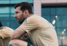 Suporter Masuk Lapangan Bikin Lionel Messi Tersungkur