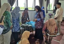 Perdana di Pelaihari! Kadis DP2KBP3A Pantau Langsung Distribusi MBG Sarang Halang