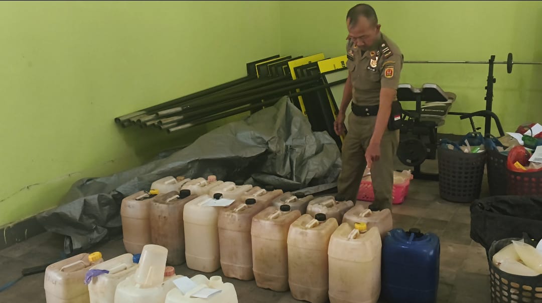 Digerebek di Pasar Yon, Hampir 500 Liter Tuak Siap Edar Disita Satpol PP Banjarbaru, 4 Penjual Dihukum Ini