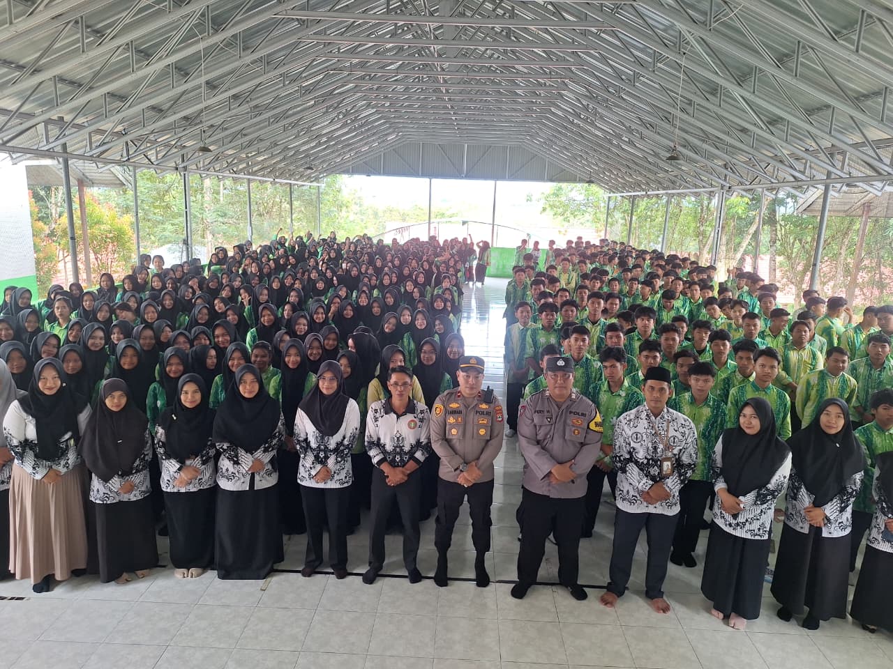 Police goes school