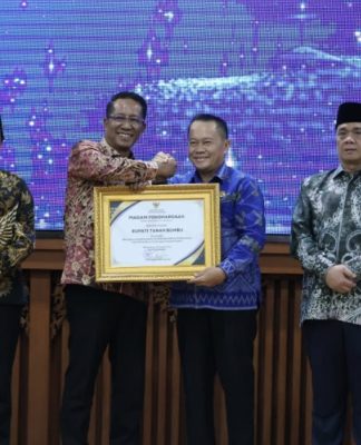 Bupati Tanah Bumbu Raih Penghargaan dari Menteri Hukum RI, Hasil Bentuk Posbankum