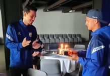 Momen Pemain Persib Eliano Beri Kejutan Ulang Tahun untuk Thom Haye