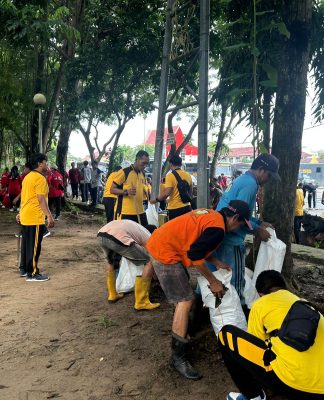 Jalankan Instruksi Presiden, Polda Kalsel Bersama TNI dan Masyarakat Bersihkan Taman Kamboja
