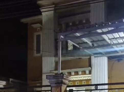Aksi Kejar-kejaran Warga vs Maling Sepeda Motor di Banjarmasin Tengah Malam, Pelaku Sembunyi di Rumah Warga Jalan Pramuka