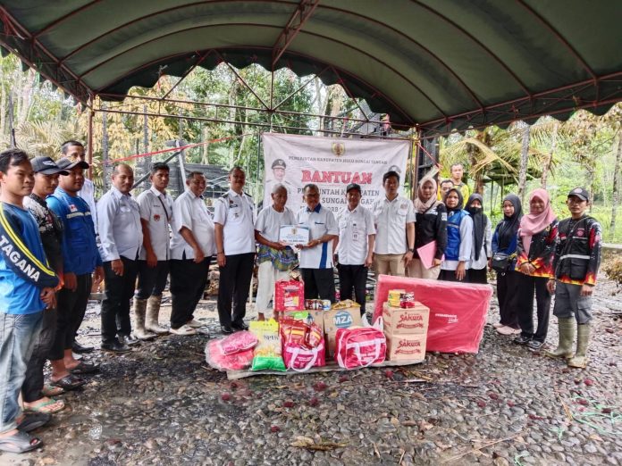 Pemkab HST Bergerak Cepat, Serahkan Bantuan untuk Korban Kebakaran di Hilir Banua