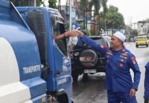 Ramadhan Berbagi: Polres Tanah Laut dan Bhayangkari Salurkan Takjil dengan Hati