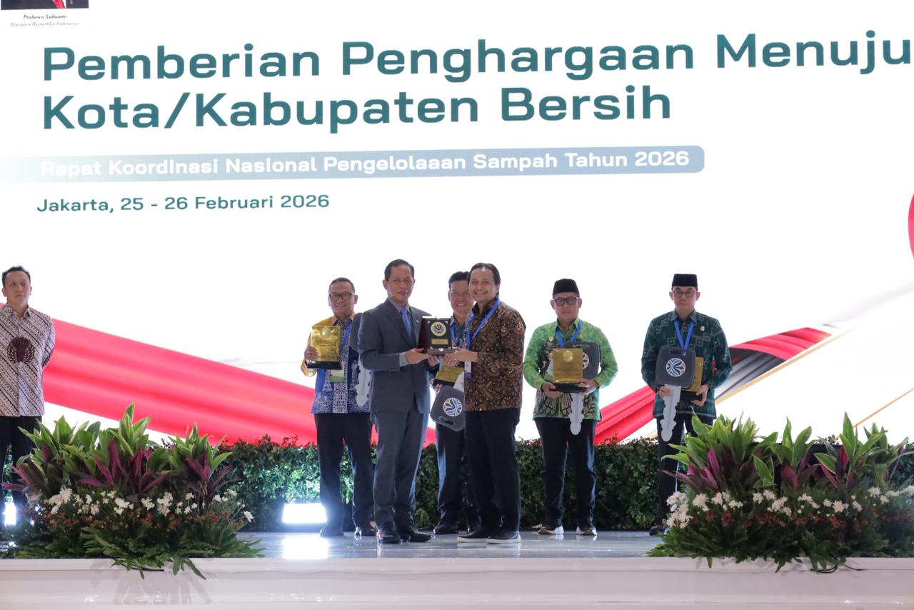 Gubernur Kalsel H. Muhidin Raih Penghargaan Nasional Pembina Terbaik Pengelolaan Sampah 2026