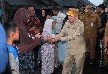 Gubernur Kalsel Serahkan 171 Paket Bantuan Bagi Korban Banjir di Kabupaten HSU