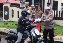 Bukan Razia, Polisi Turun ke Jalan Tebar Takjil Gratis untuk Pengendara di Pelaihari