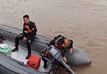 Diduga Ada Orang Tenggelam, Sejumlah Petugas dan Rekanan Relawan Berjaga di Sungai Martapura Belakang Pasar Lima