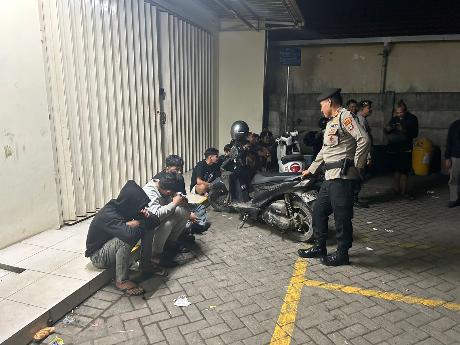 petugas amankan remaja karena minum oplosan