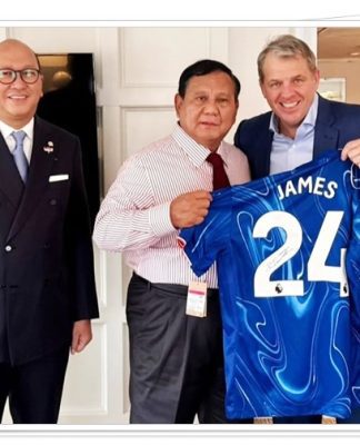 Prabowo Terima Jersey Reece James dari Pemilik Chelsea di AS, Momen Ini Jadi Sorotan