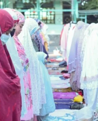 Sejarah Penggunaan Mukena untuk Salat di Indonesia, ini Dia Sosok Pendakwah yang Pertama Mempopulerkannya