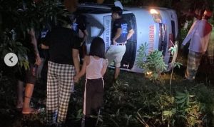 Mobil Ambulance Terbalik Malam Hari di Tabalong