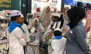 75 Anak Yatim Banjarbaru Bahagia Belanja Baju Lebaran Gratis di QMall