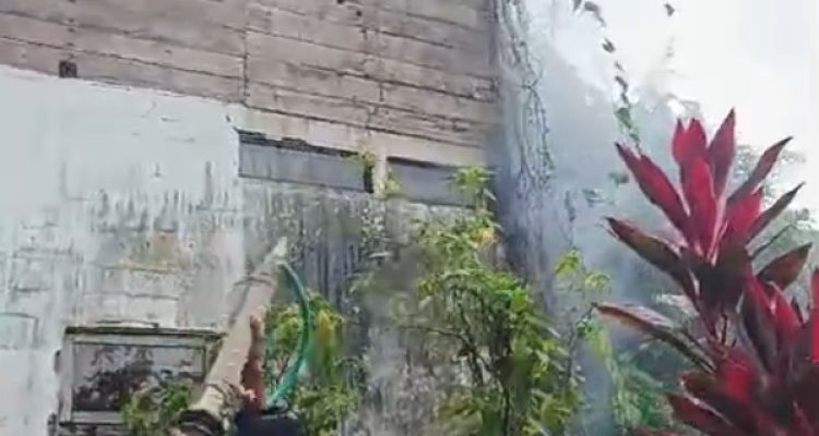 Rumah Kayu di Alalak Selatan RT. 3 Banjarmasin Terbakar