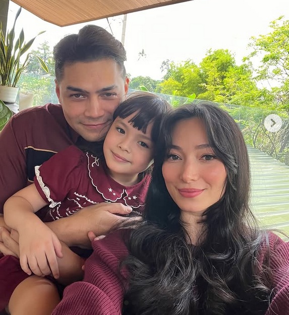 Asmirandah Bagikan Kesehariannya Jadi Ibu Rumah Tangga: Bangun Paling Pagi, Memasak Hingga Antar Anak ke Sekolah