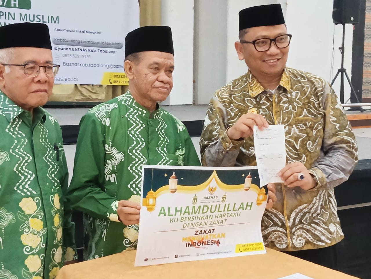 Bupati Tabalong H M Noor Rifani usai membayar Zakat