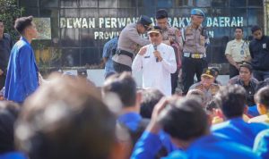 Temui Massa Aksi BEM se Kalsel di Gedung Paripurna, Ketua DPRD Kalsel Sampaikan Hal ini