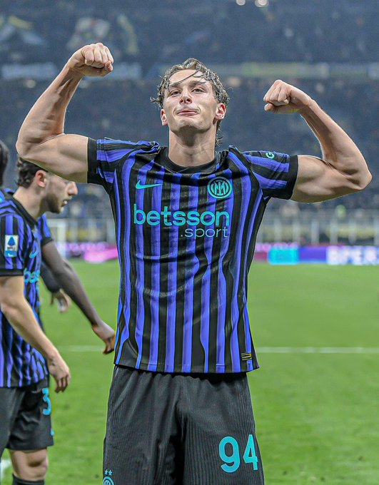 Francesco Pio Esposito merayakan gol1