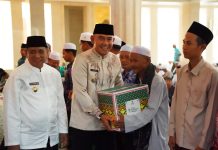 Sapa Warga Kintap, Bupati Rahmat Salurkan Bantuan Bagi Lansia